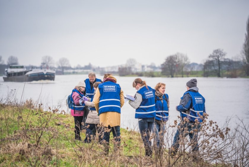 Vrijwilligers van het project Schone Rivieren bij de Maas in Cuijk